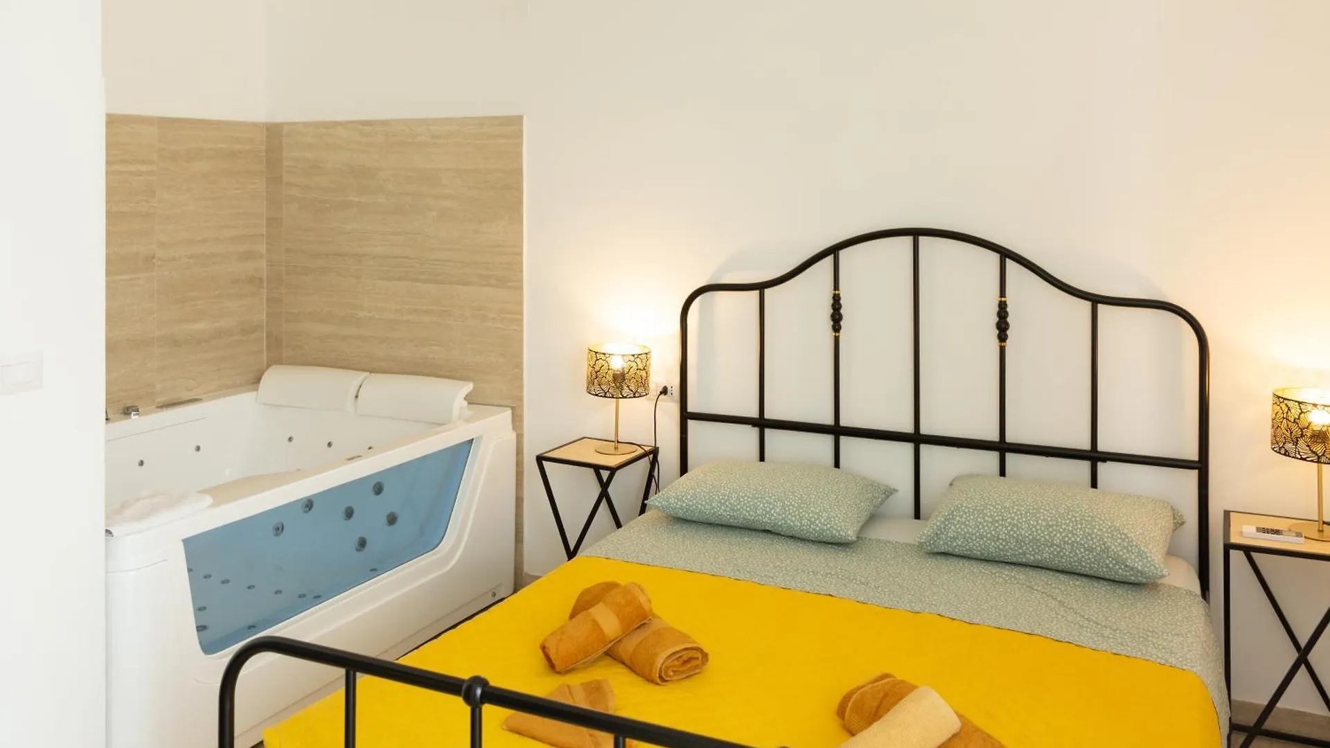 Апартаменты Maris Suite - Appartamento Con Vasca Idromassaggio Альгеро